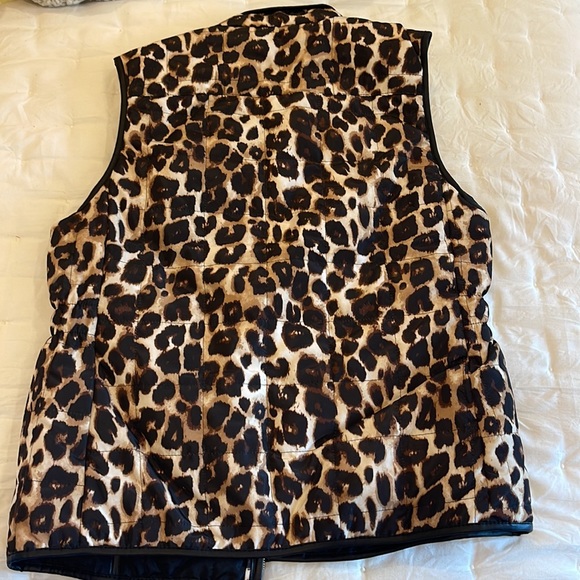 Women’s Leopard Quilted Vest - Picture 4 of 4